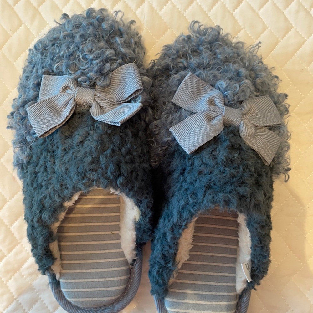 Du Du Town Fuzzy Slippers